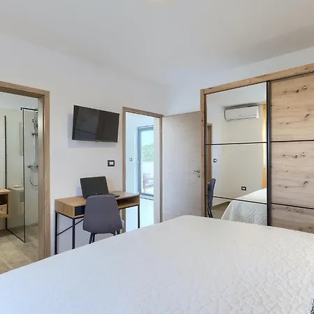 Vakantiehuis Amazing In With 4 Bedrooms Pula