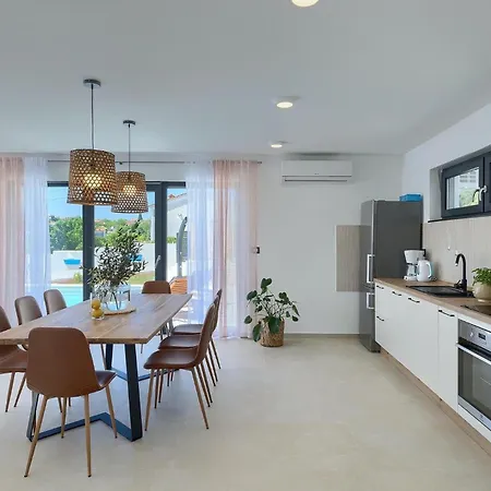 Amazing In With 4 Bedrooms Vakantiehuis *