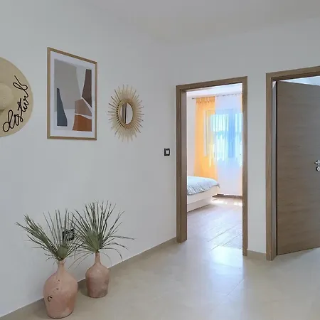 Amazing In With 4 Bedrooms Vakantiehuis Pula