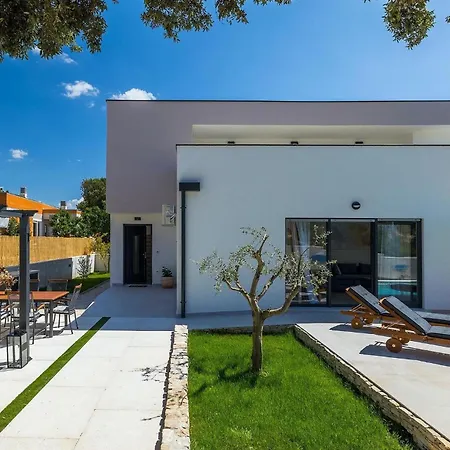 Amazing In With 4 Bedrooms Vakantiehuis *