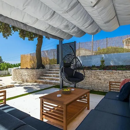 Vakantiehuis Amazing In With 4 Bedrooms Pula